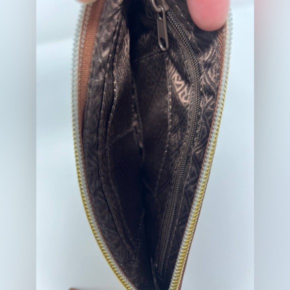 Relic Women’s Takeaway Scalloped Clutch in Great Condition - Picture 5 of 12